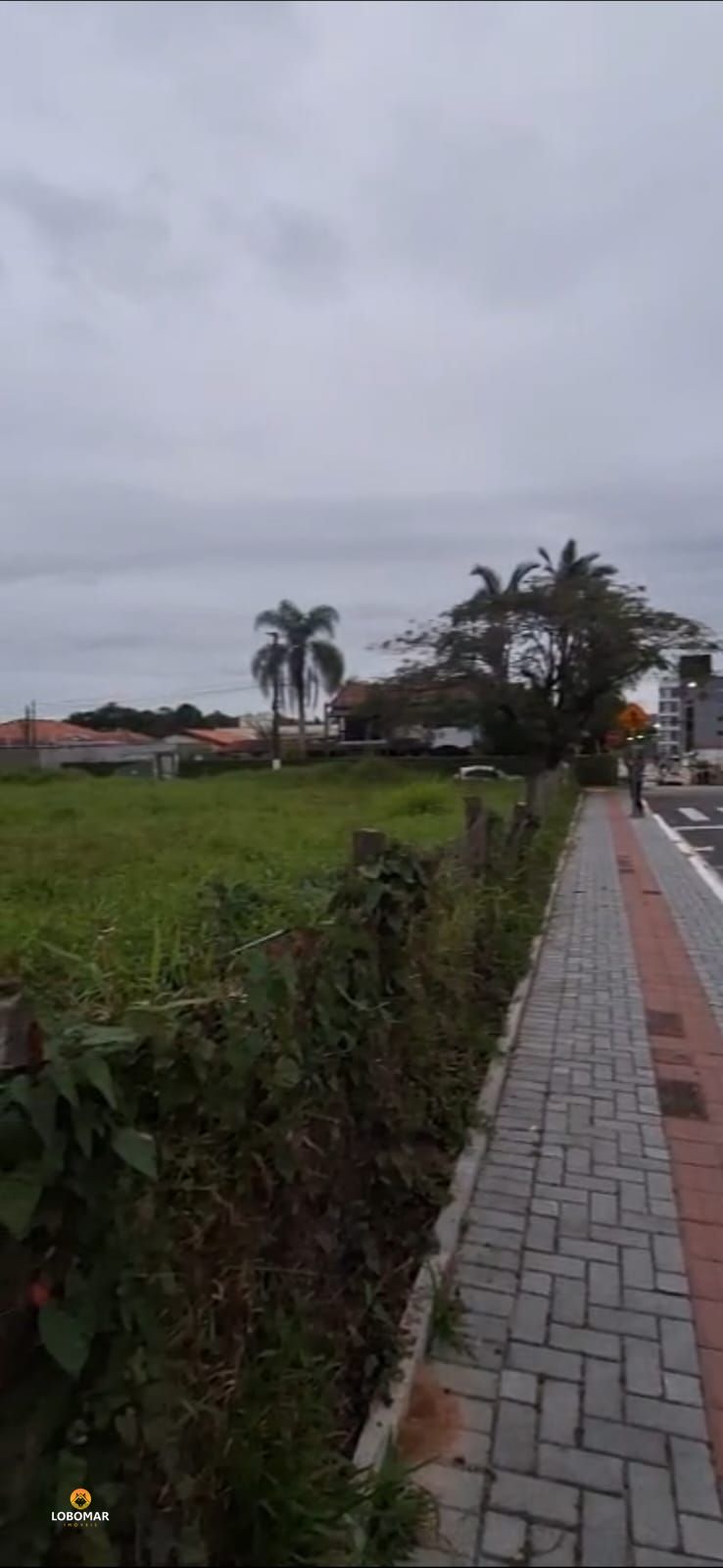 Terreno no centro de Balneário Piçarras, à apenas 330m do mar, ideal para constr - foto 1