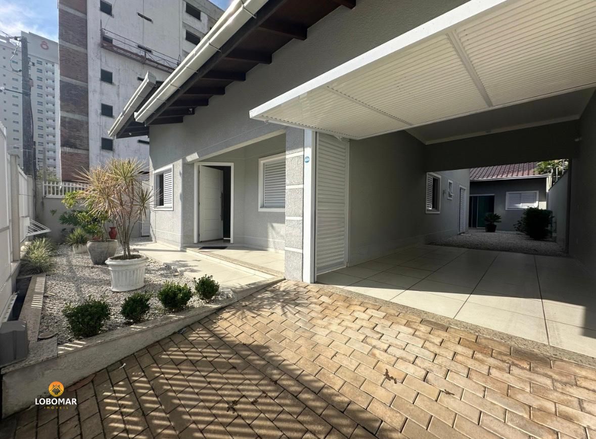 Casa com piscina a 100 metros do mar, em Balneário Piçarras/SC - foto 1