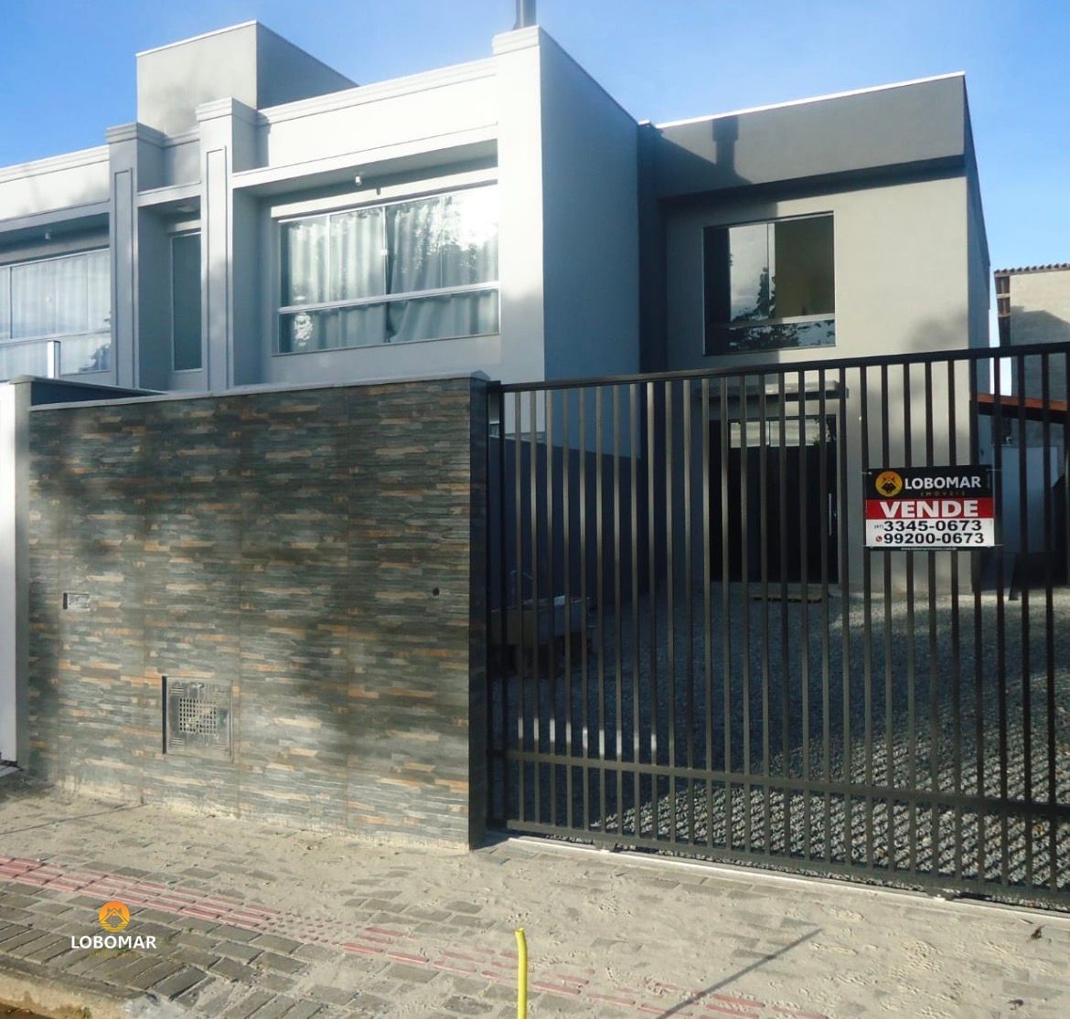 Sobrado com três dormitórios (sendo um na parte térrea), à apenas 600m do mar, e - foto 1