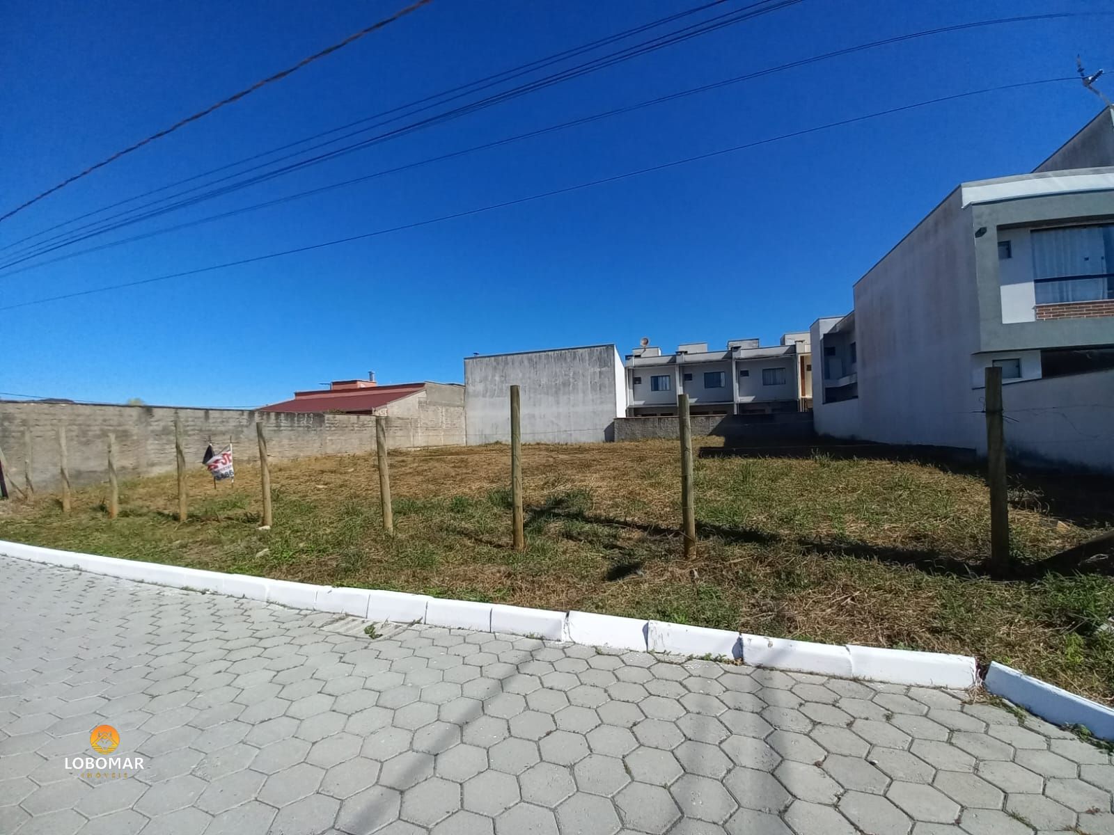 Terreno à apenas 740 metros do mar, no Centro de Balneário Piçarras SC! - foto 1
