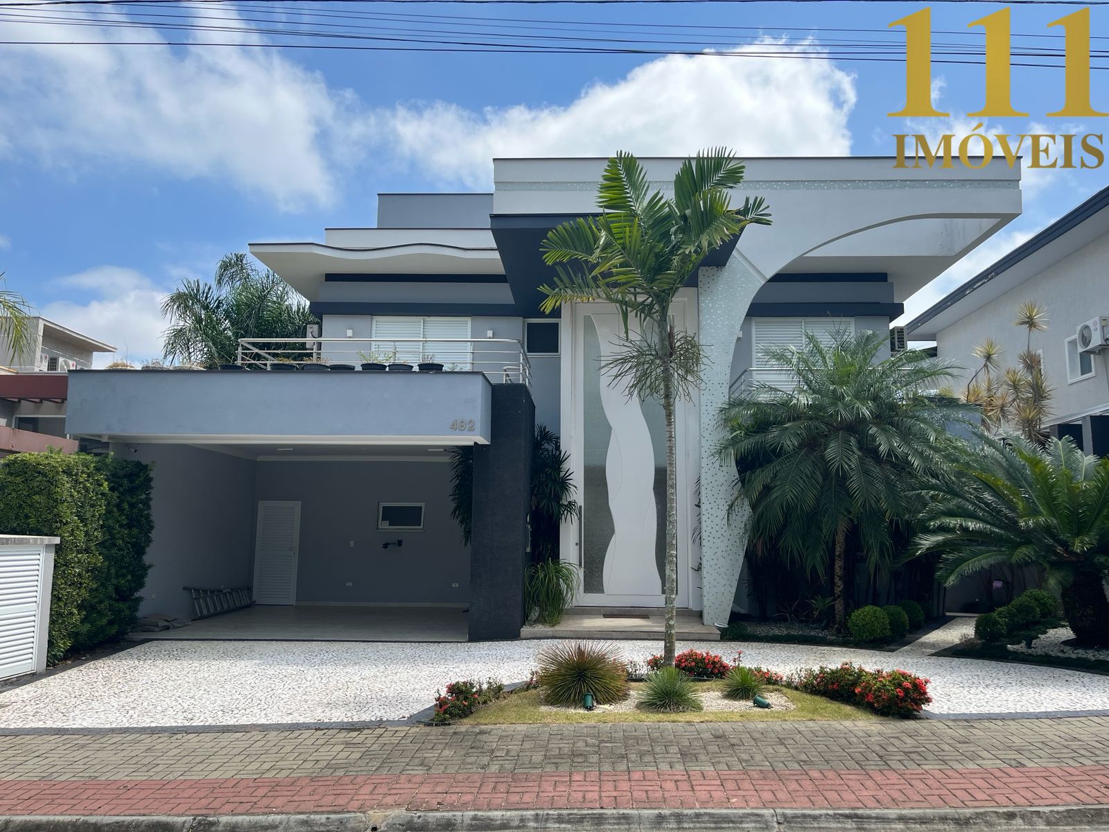 Casa em condomínio super aconchegante com 4 suítes - Urbanova SJC