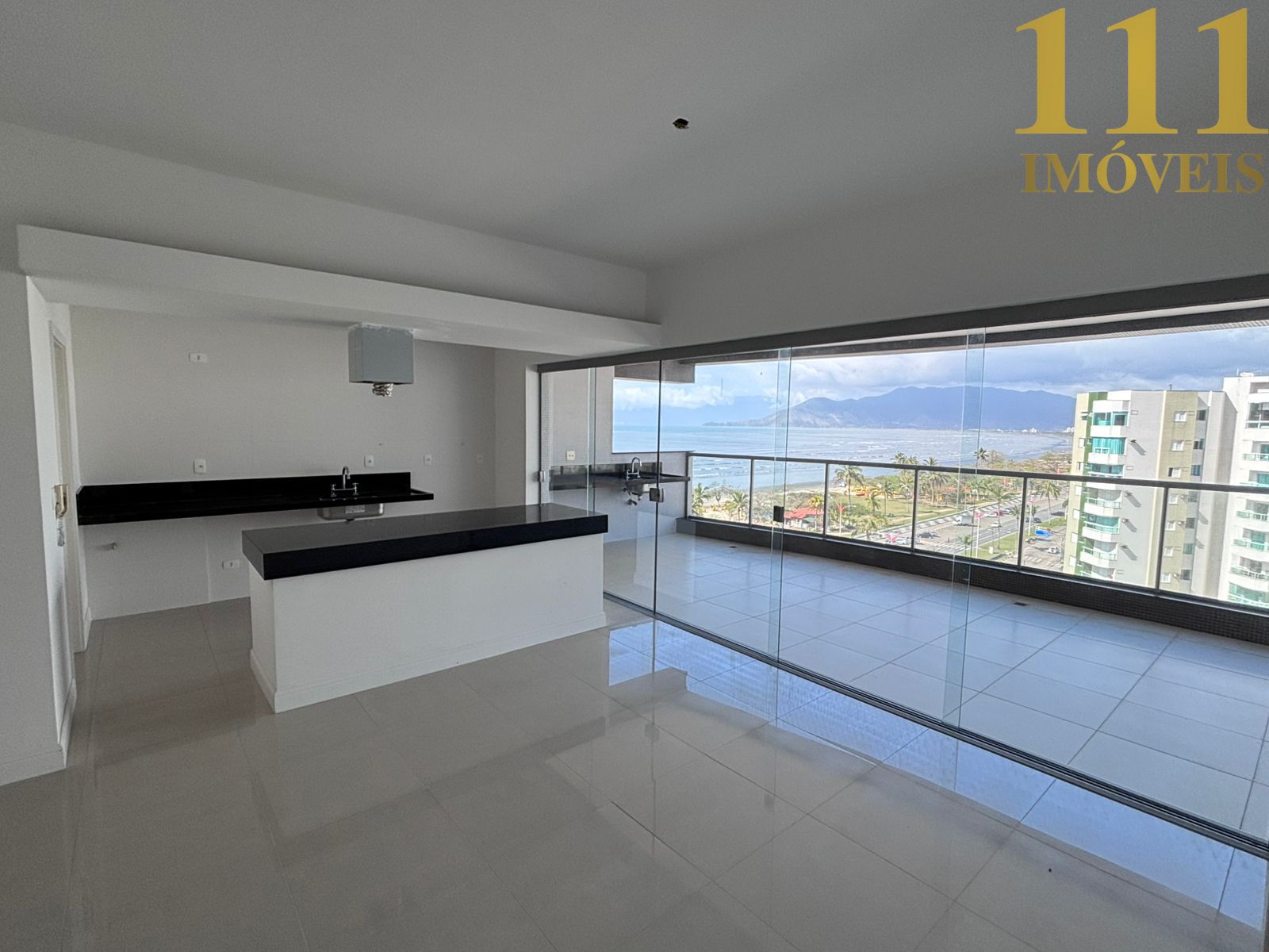 **Apartamento Beira-Mar com Vista Deslumbrante e Conforto Completo**