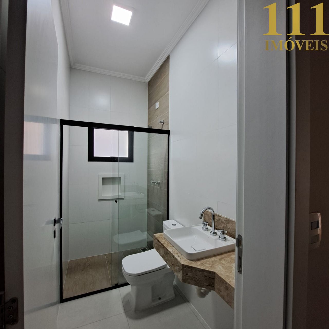 Residência no Condominio Ouroville