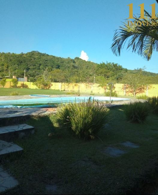 Chácara com piscina / MOBILIADA / salão de jogos / 05 dormitórios com 2 suítes / 190 m² de construção / 2000 m² de terreno / Jacareí - Guarama.