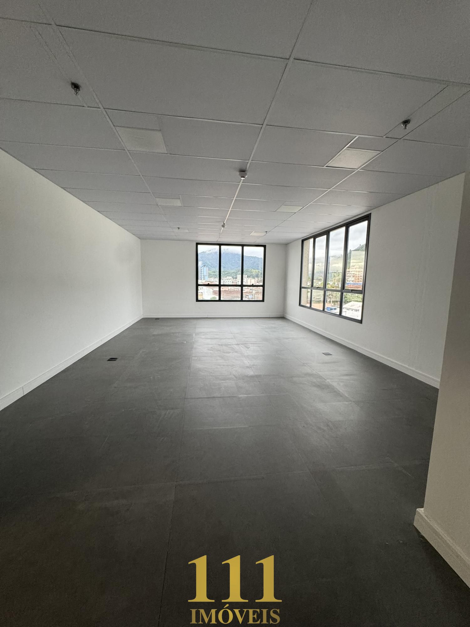 **Sala Comercial com Vista para o Mar e para o Morro Santo Antônio – Caraguatatuba/SP**