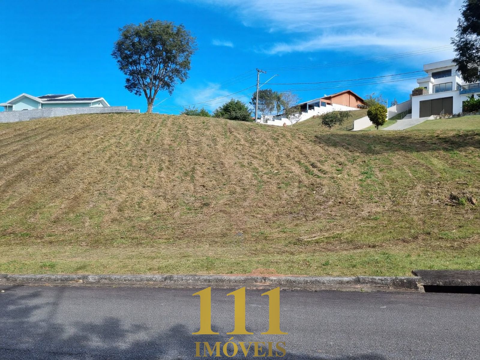 Terreno esquina, área 1396,74m2, excelente topografia, Cond. Recanto Sta Barbara Jambeiro/SJC