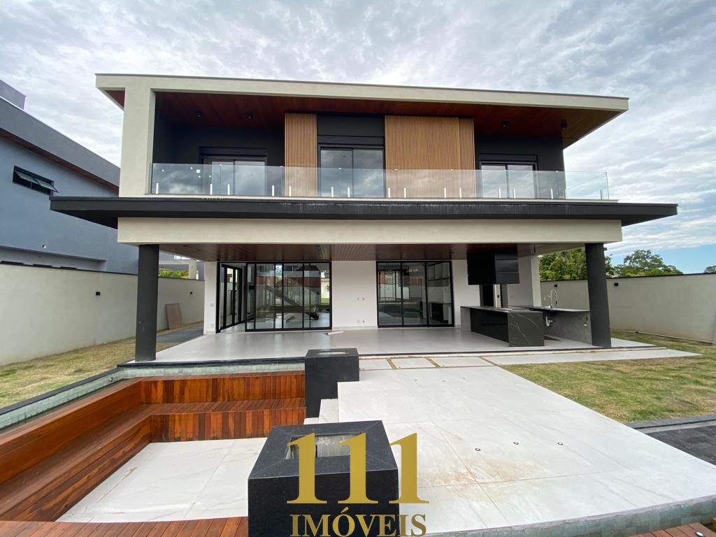 Residência no Condomínio Reserva do Paratehy Sul.