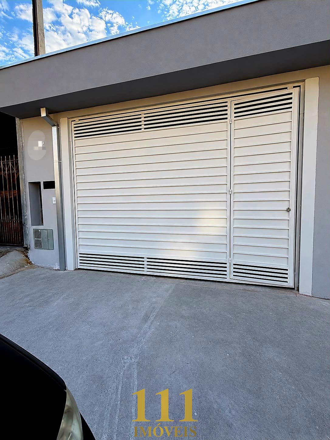 Casa nova com 3 quartos e garagem coberta