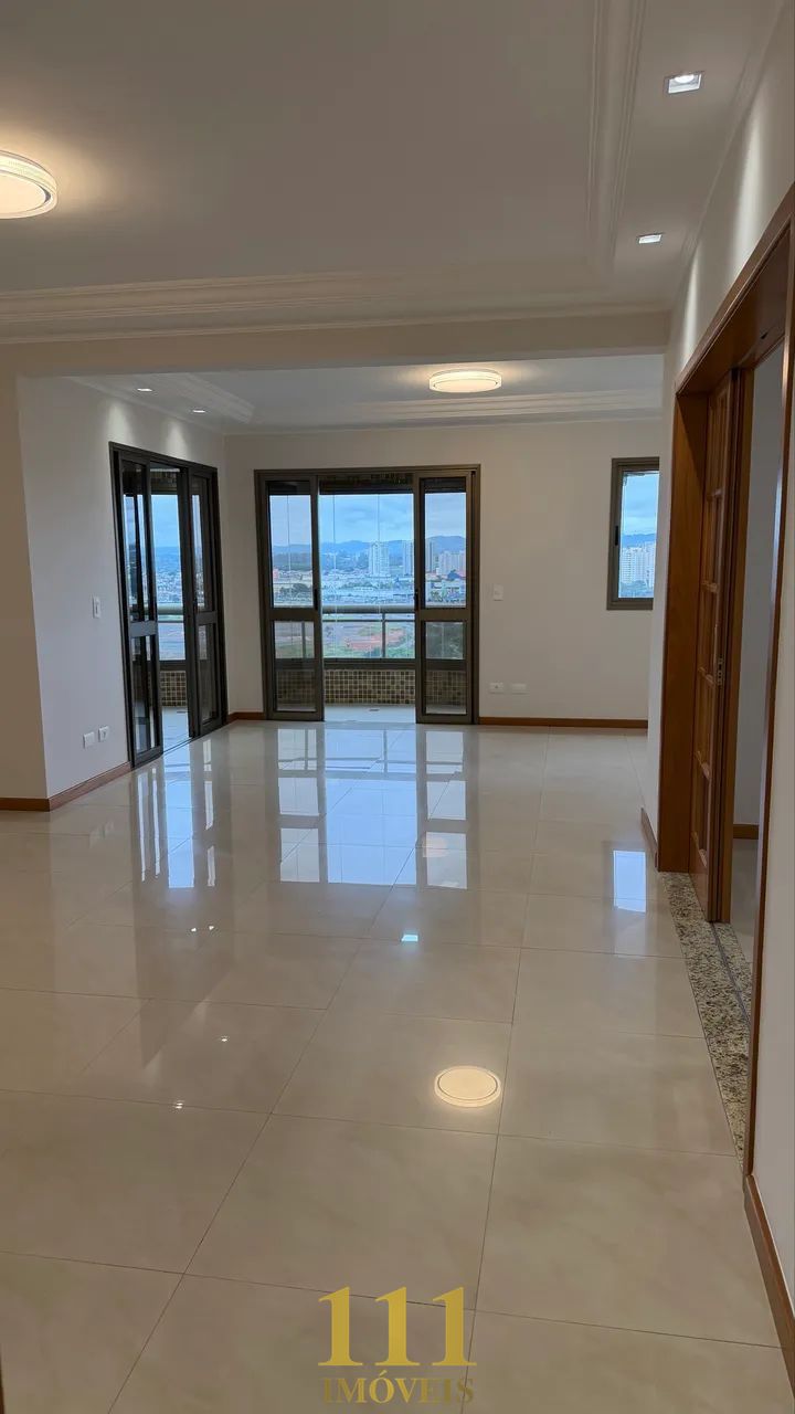 Apartamento de Alto Padrão em Andar Alto — Frente à Praça do Aquarius
