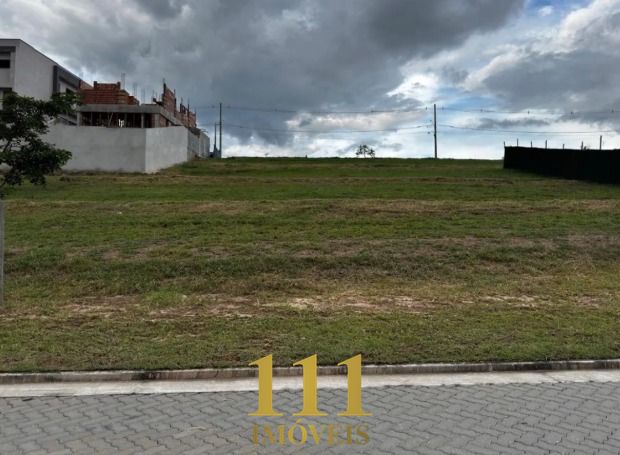 Terreno com leve aclive, excelente localização no Cond. Terras Alpha