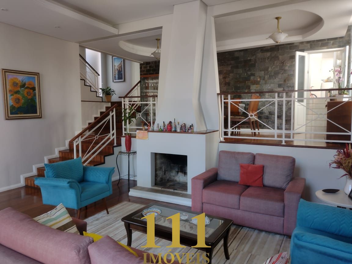 Casa ampla com 03 dorm(sendo 01 suíte) e agradável no Jardim Esplanada - sjc