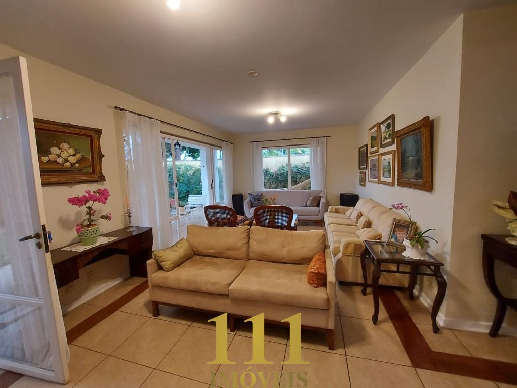 Casa no bairro Jardim Esplanada - 4dorm, terreno amplo - São José dos Campos SP