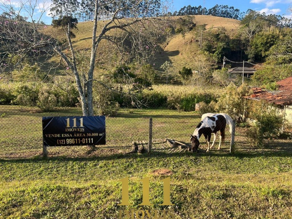Excelente área na Rodovia  dos Tamoios .