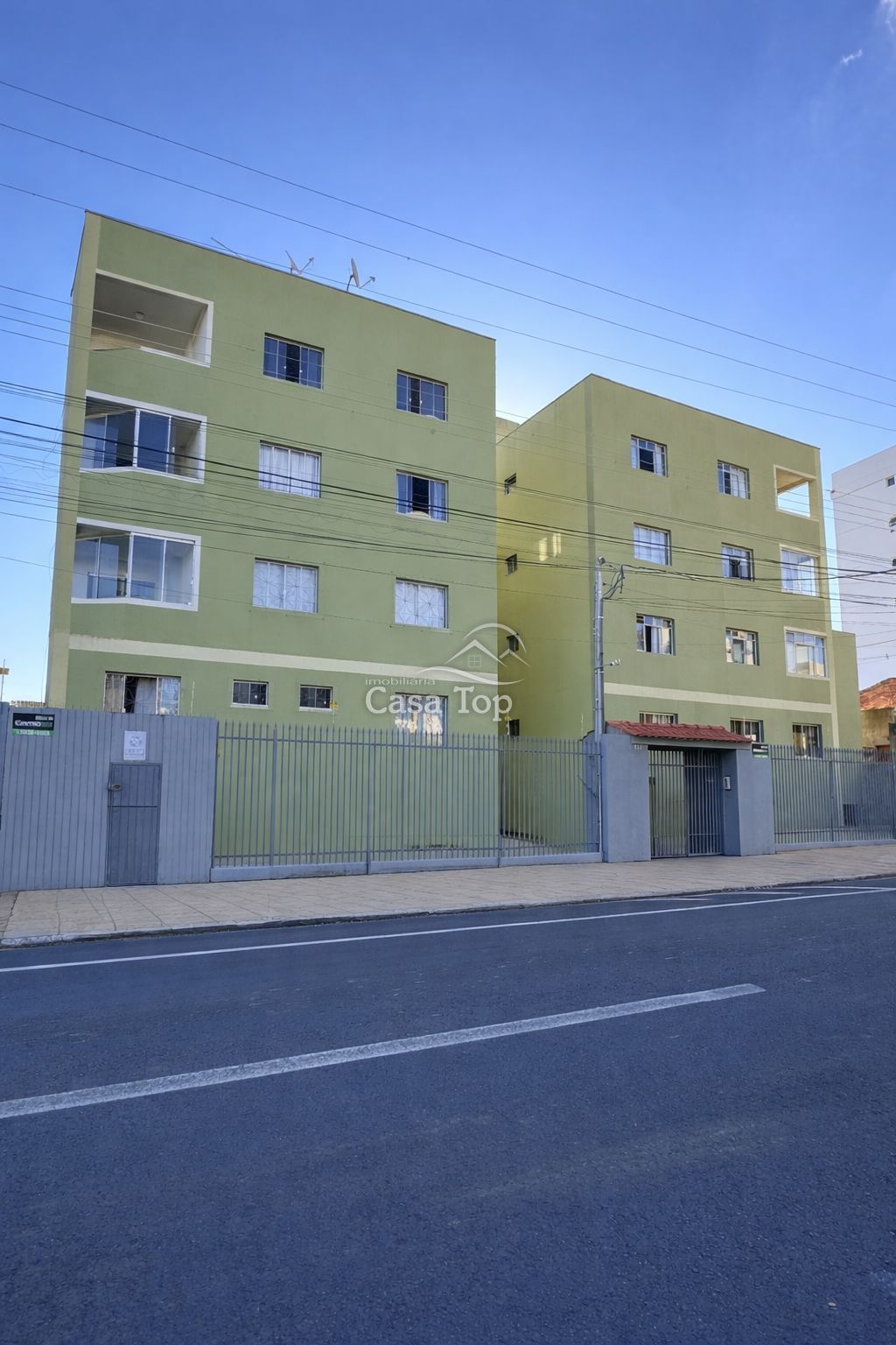 Apartamento semimobiliado à venda no Edificio Dona Lidia - Centro