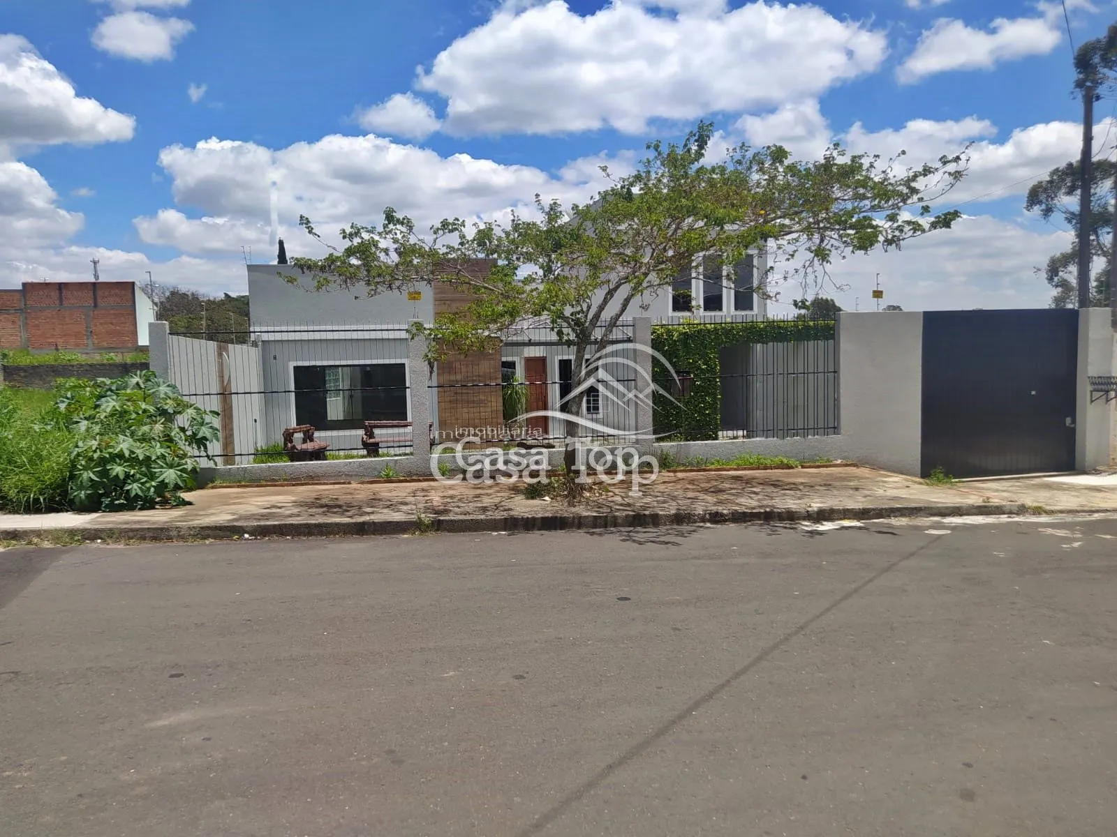 Casa semimobiliada para alugar no Jardim Carvalho
