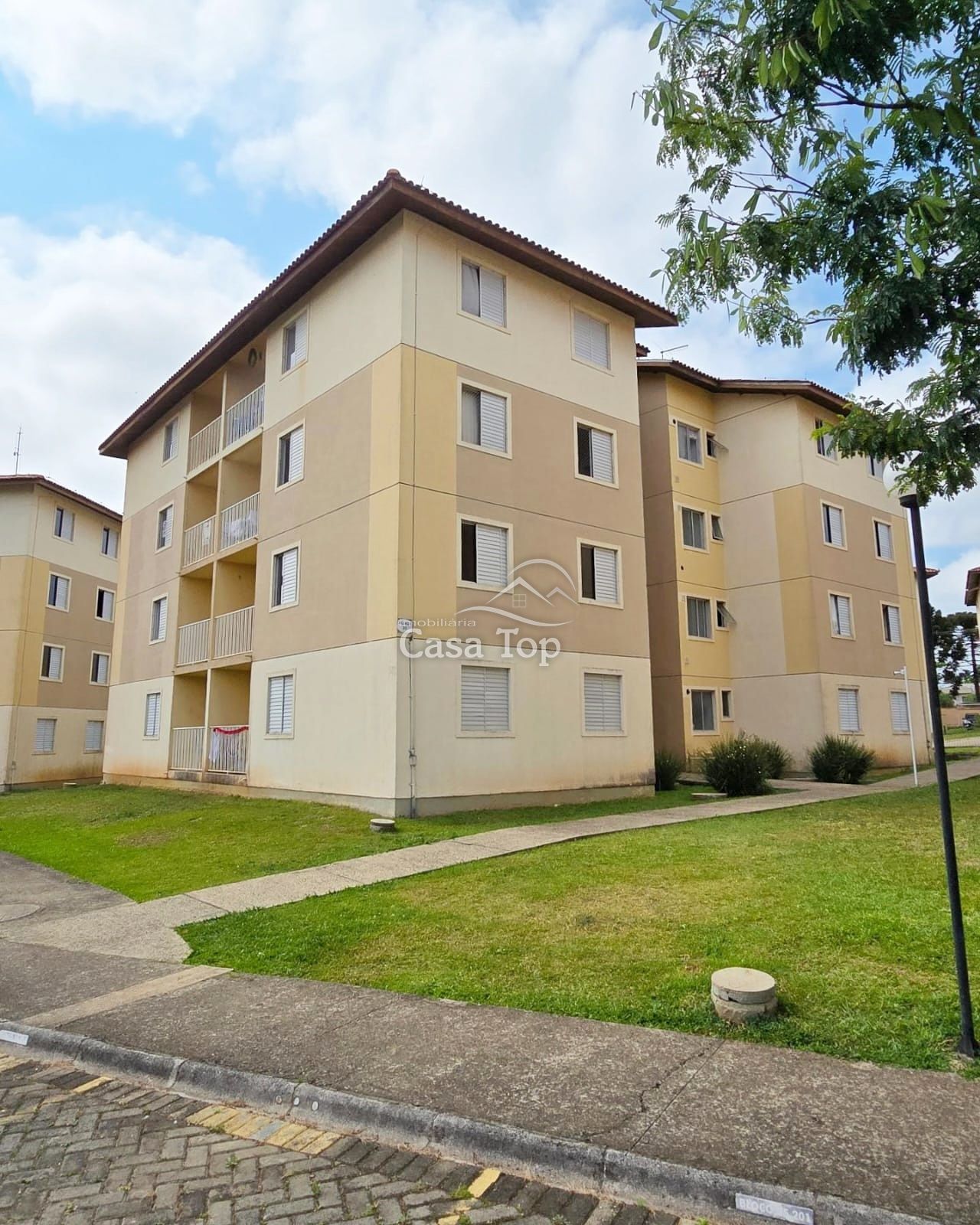 Apartamento semimobiliado para alugar Condomínio Le Village Pitangui - Uvaranas