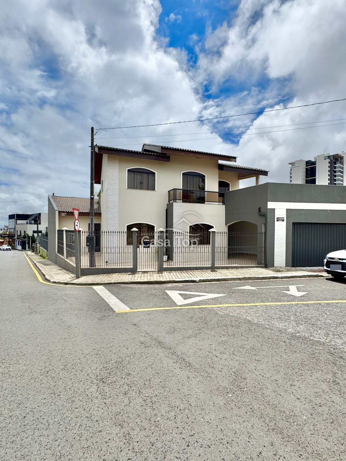 Sobrado semimobiliado à venda Órfãs