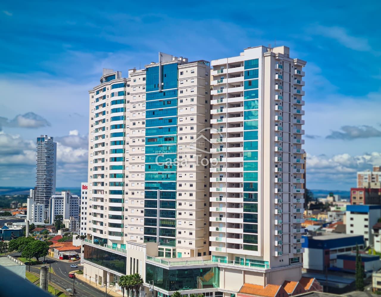 Apartamento semimobiliado à venda no Edifício Santos Dumont - Centro