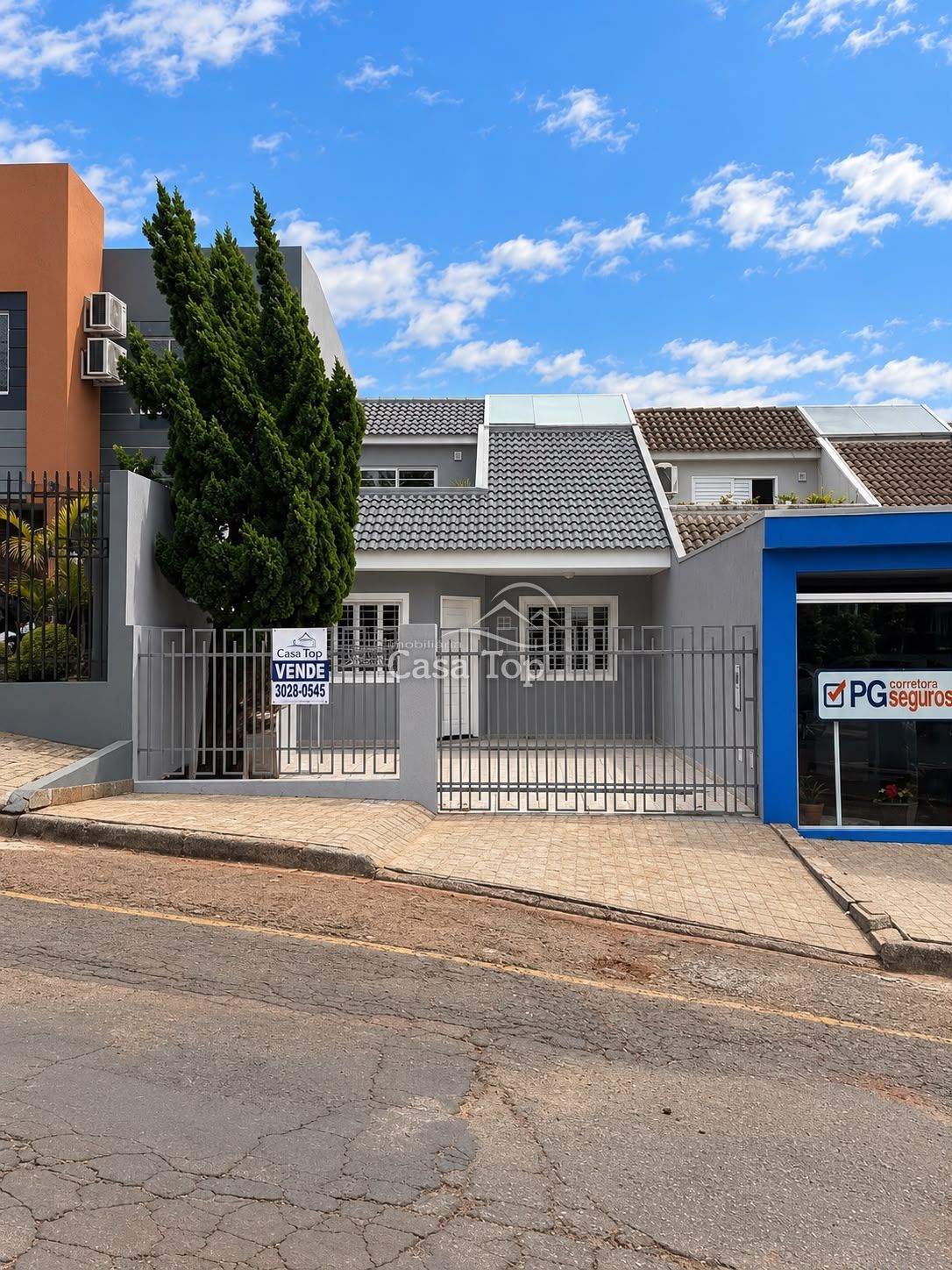 Tríplex semimobiliado à venda Estrela