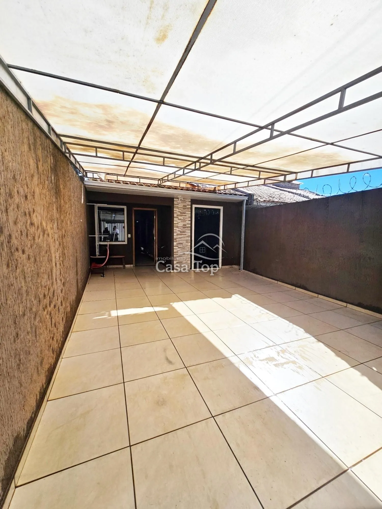 Casa semimobiliada à venda - Contorno