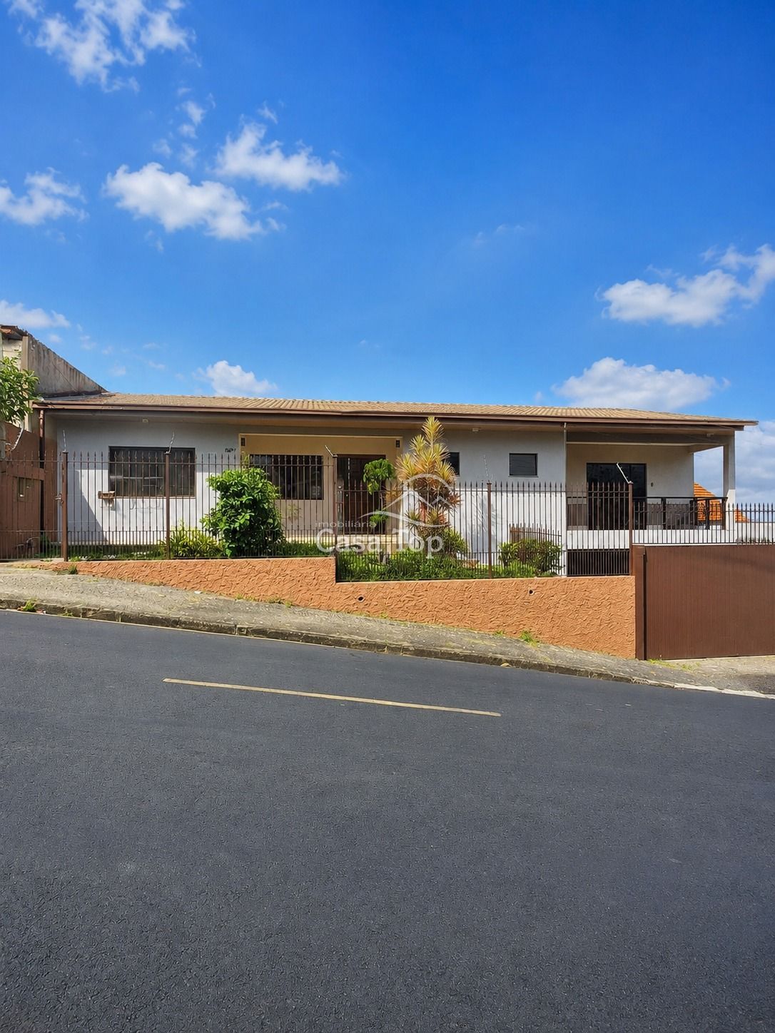 Casa semimobiliada para alugar Uvaranas