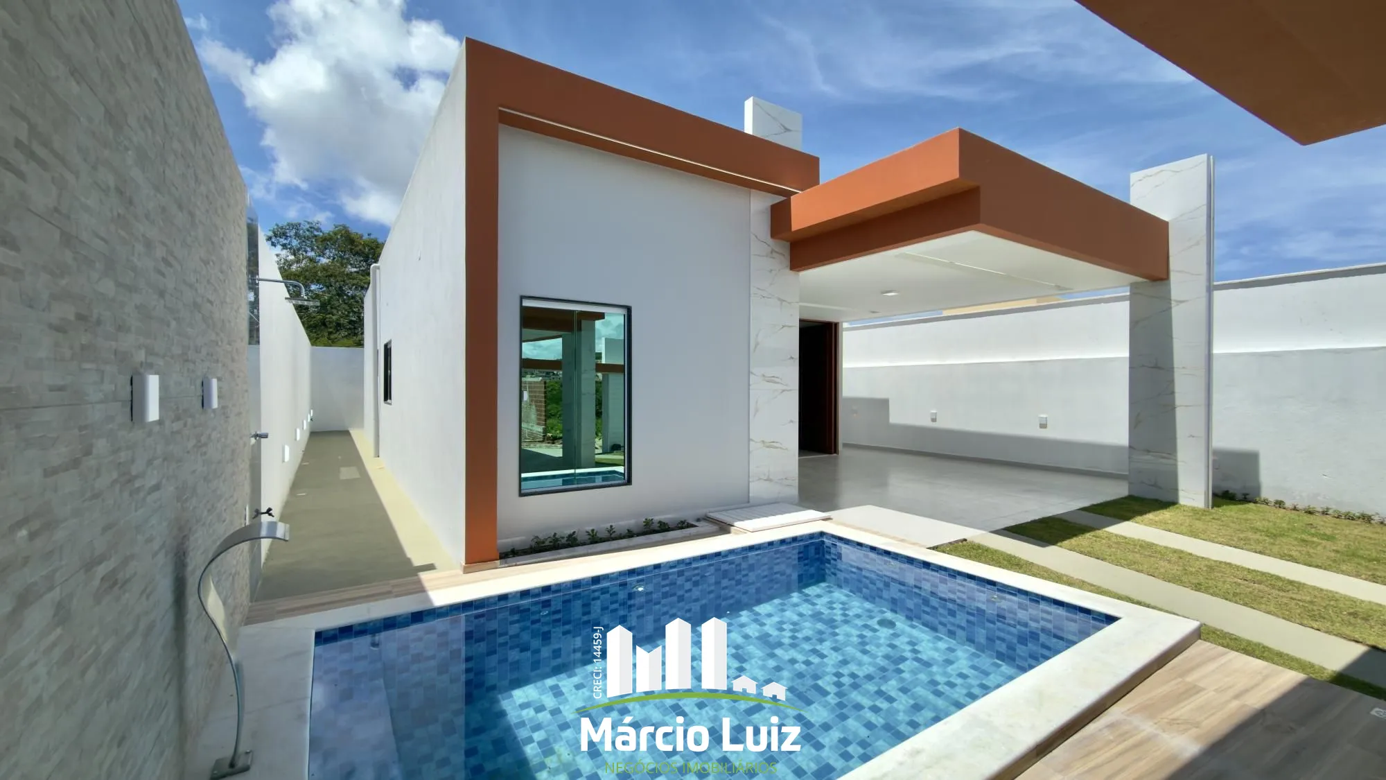 Casa Solta com Piscina, 03 Quartos e Excelente Localização