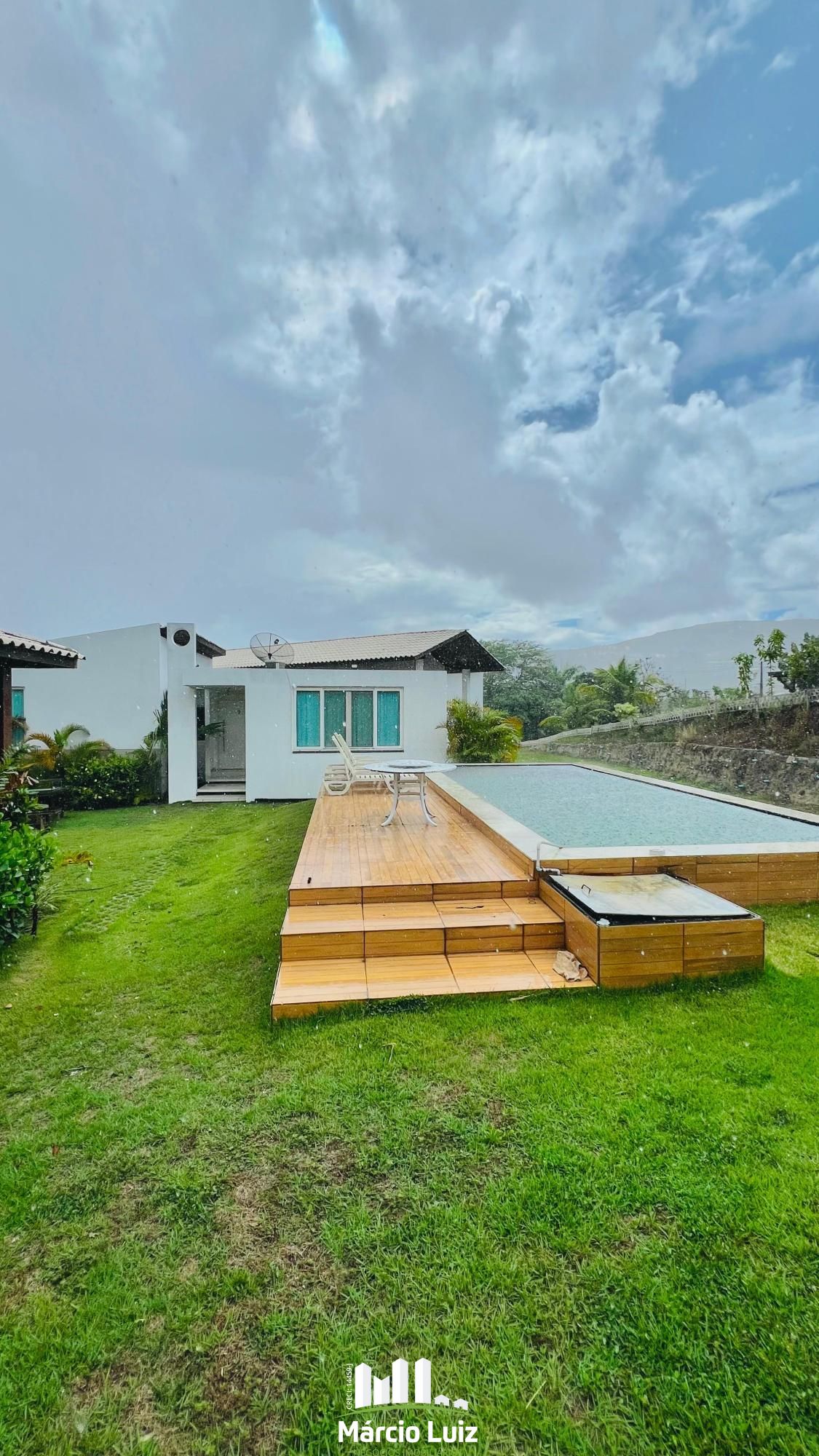 Casa de Alto Padrão à Venda em Condomínio