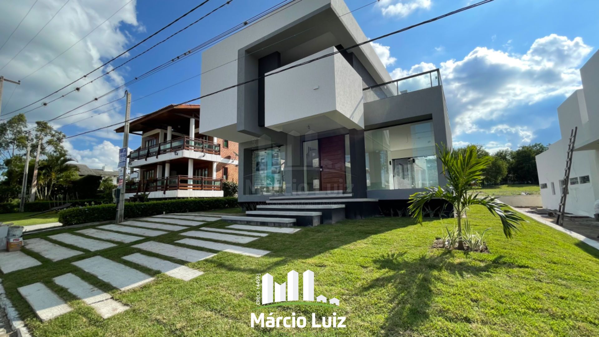 VENDIDO - Casa de alto padrão à venda em condomínio