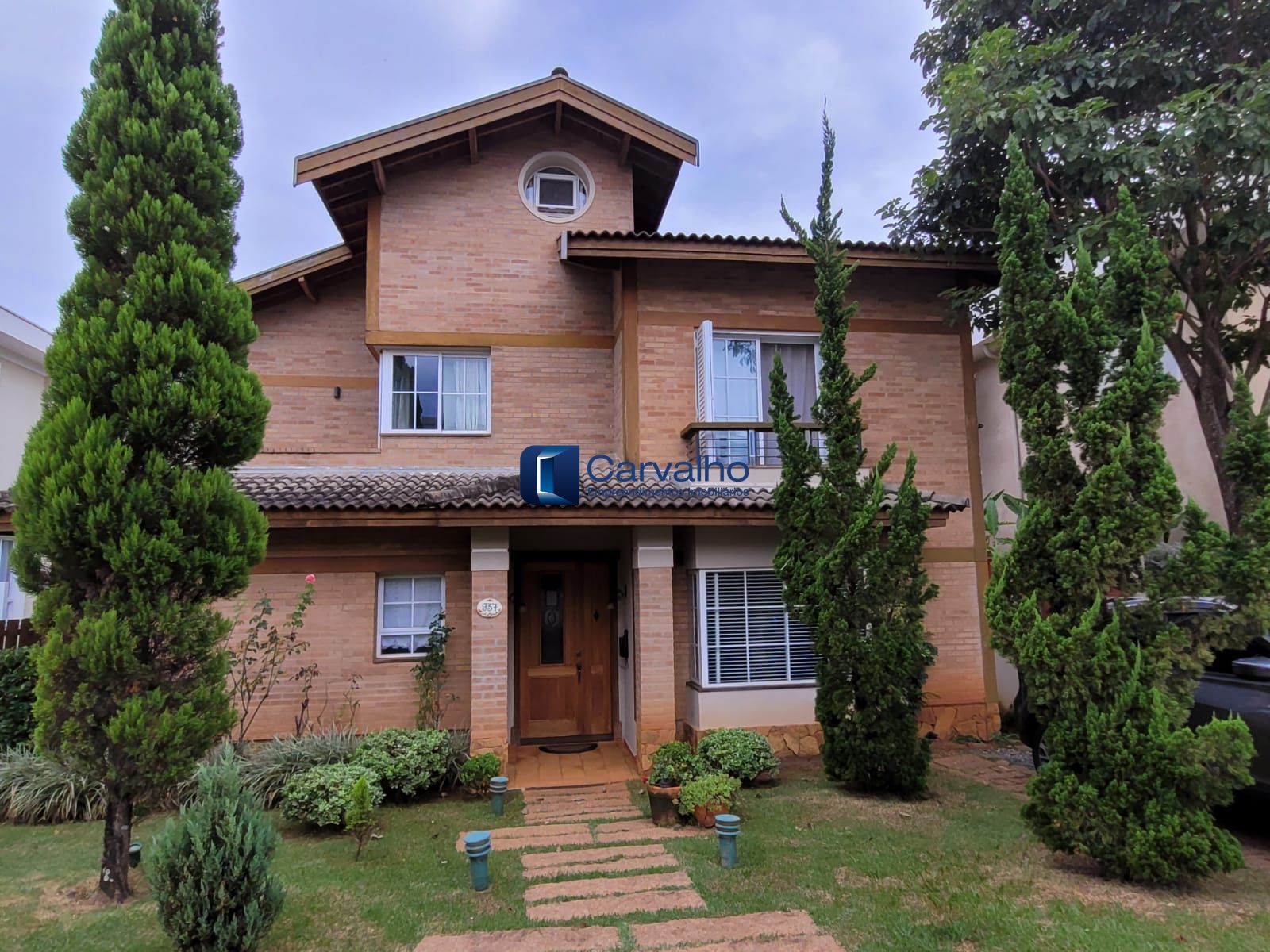 Casa á venda no Alphaville c/ 4 quartos sendo 4 suítes