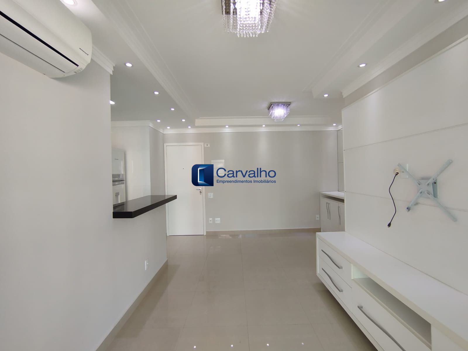 Apartamento Semi Mobiliado com 2 Quartos, Suíte e Varanda com Churrasqueira
