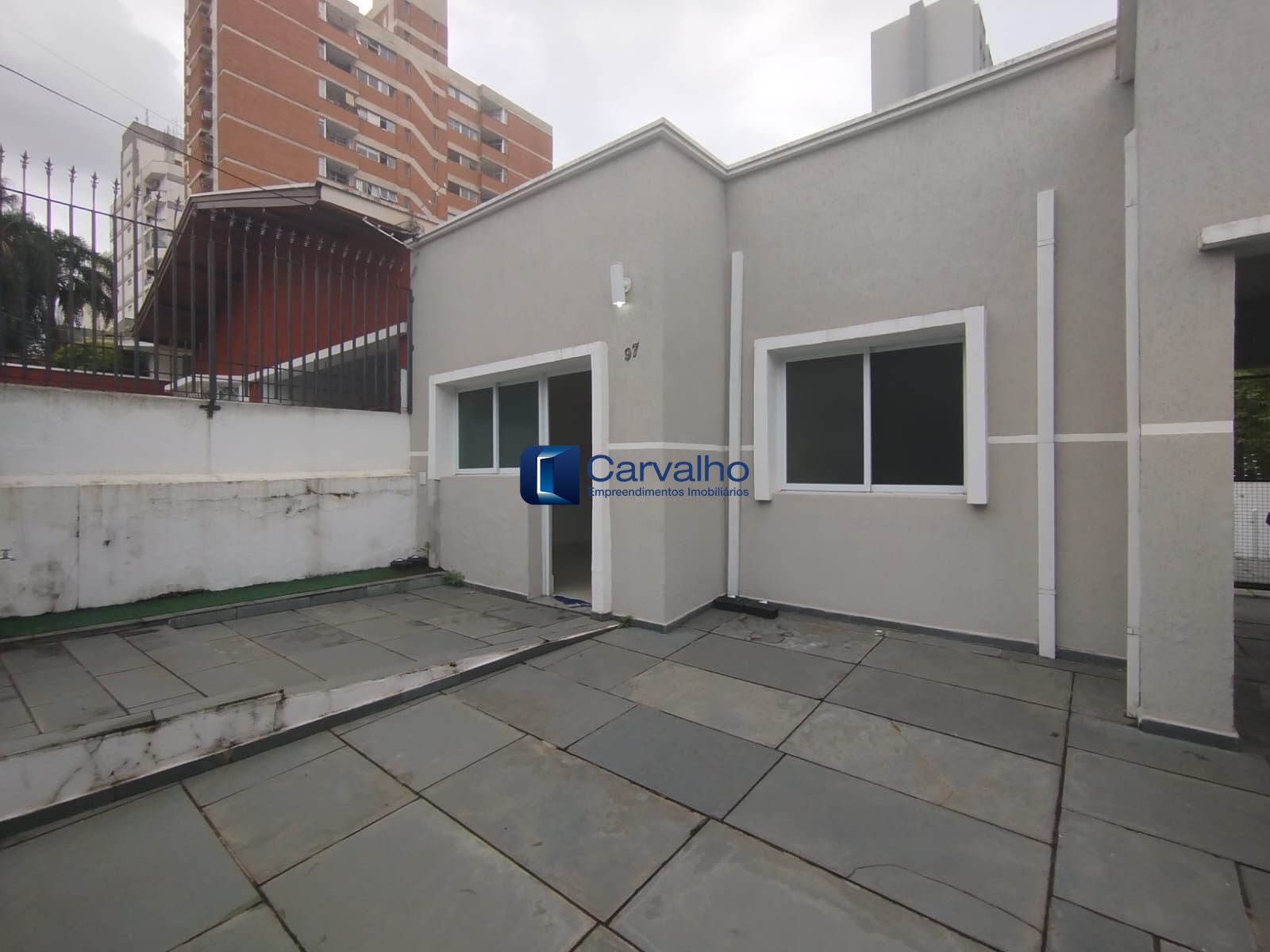 Casa Comercial Reformada no Bosque com 4 Salas e Amplo Estacionamento