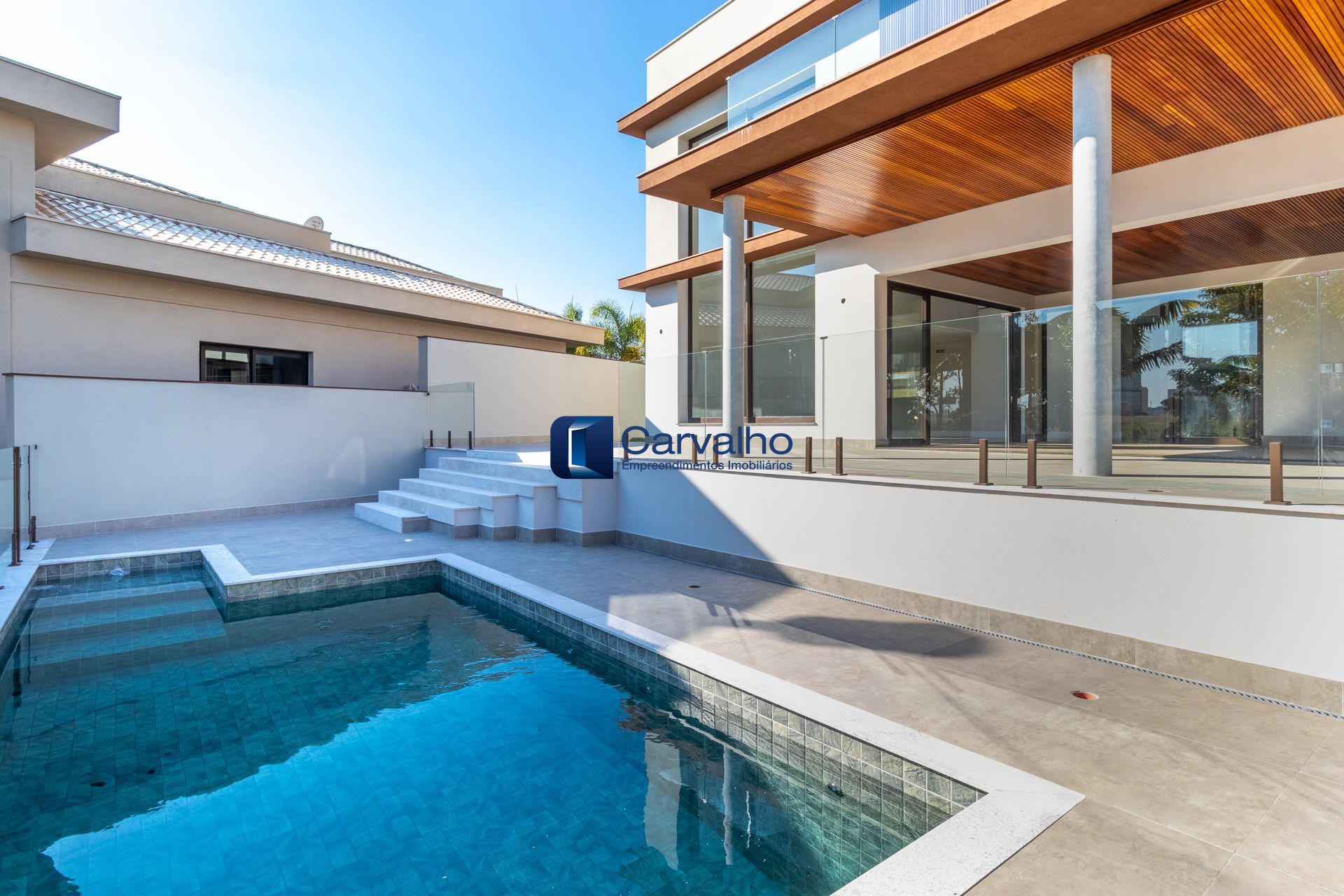 Casa Alto Padrão com 4 Suítes, Piscina e Infraestrutura Completa para Automação