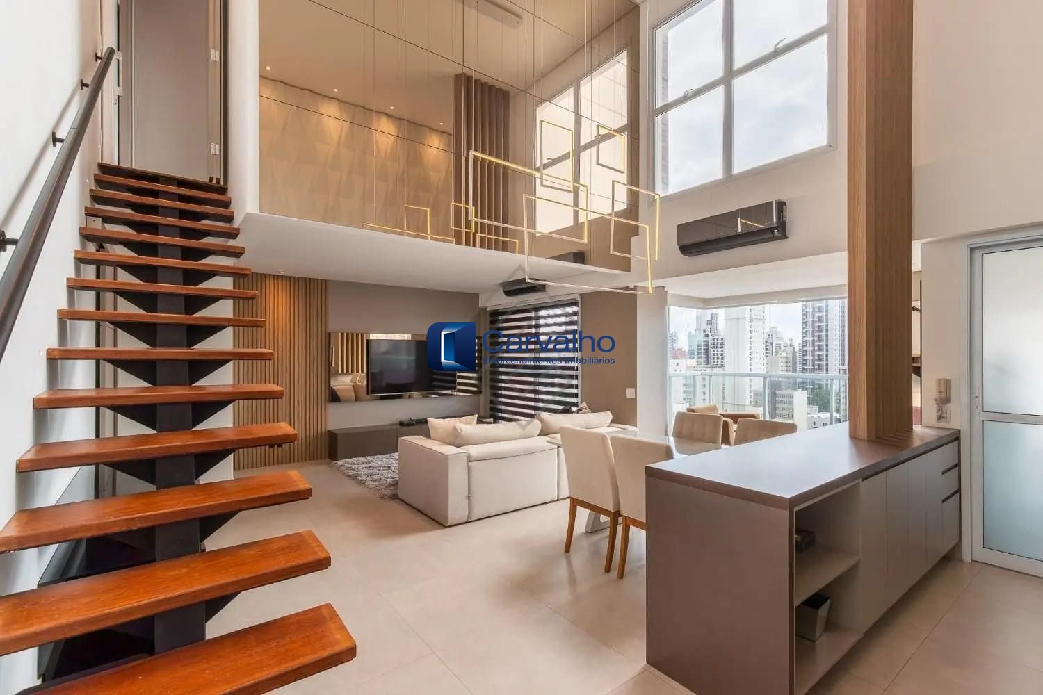 Apartamento Duplex no Cambuí com Pé-Direito Alto e Varanda