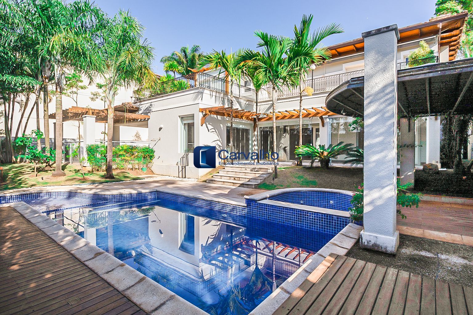 Residência de Alto Padrão com 4 Suítes, Piscina  no Páteo Santa Fé – Gramado