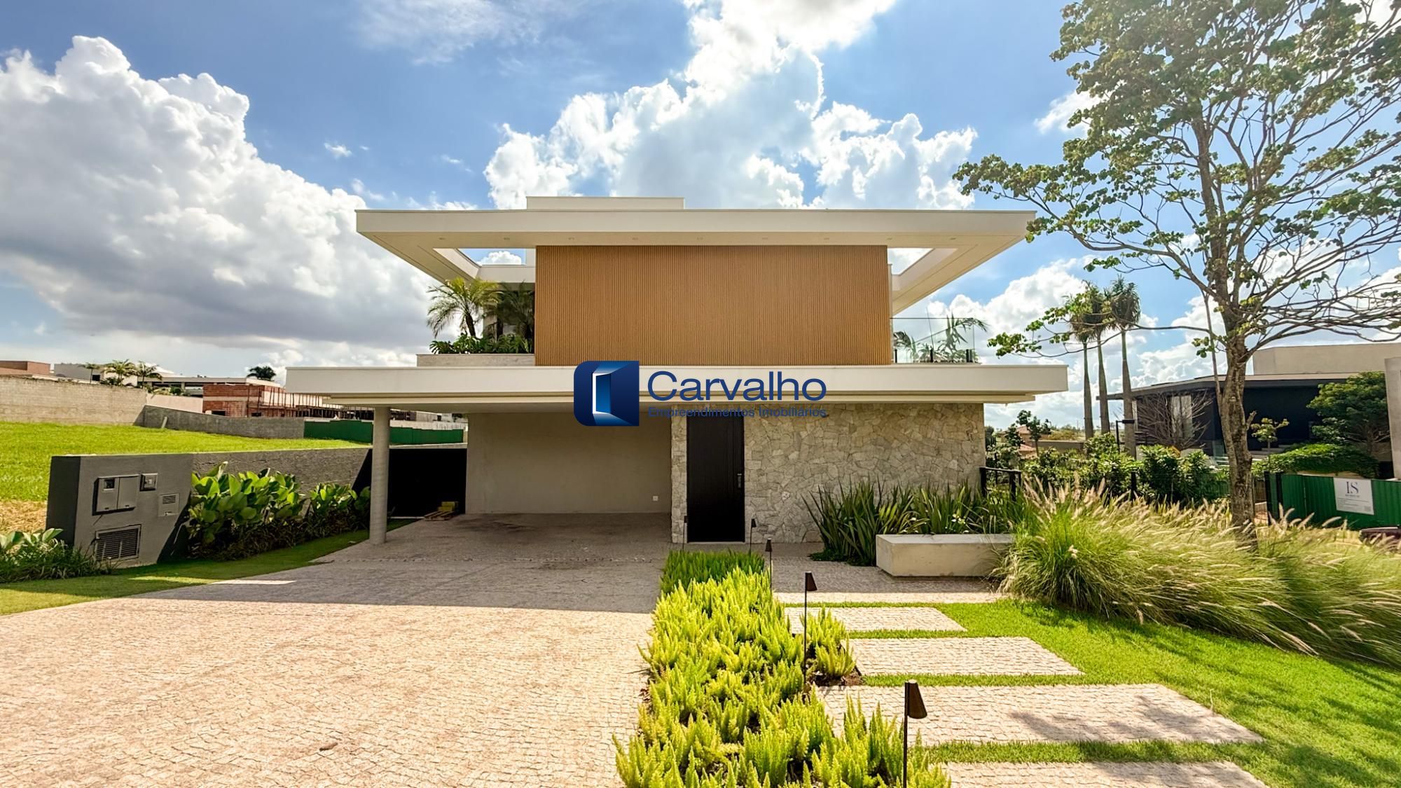 Casa de Alto Padrão no Residencial Pedra Alta com Suíte Master, Piscina Aquecida