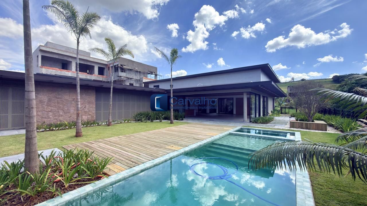 Casa de Alto Padrão no Condomínio Entreverdes com 5 Suítes e Vista para Mata