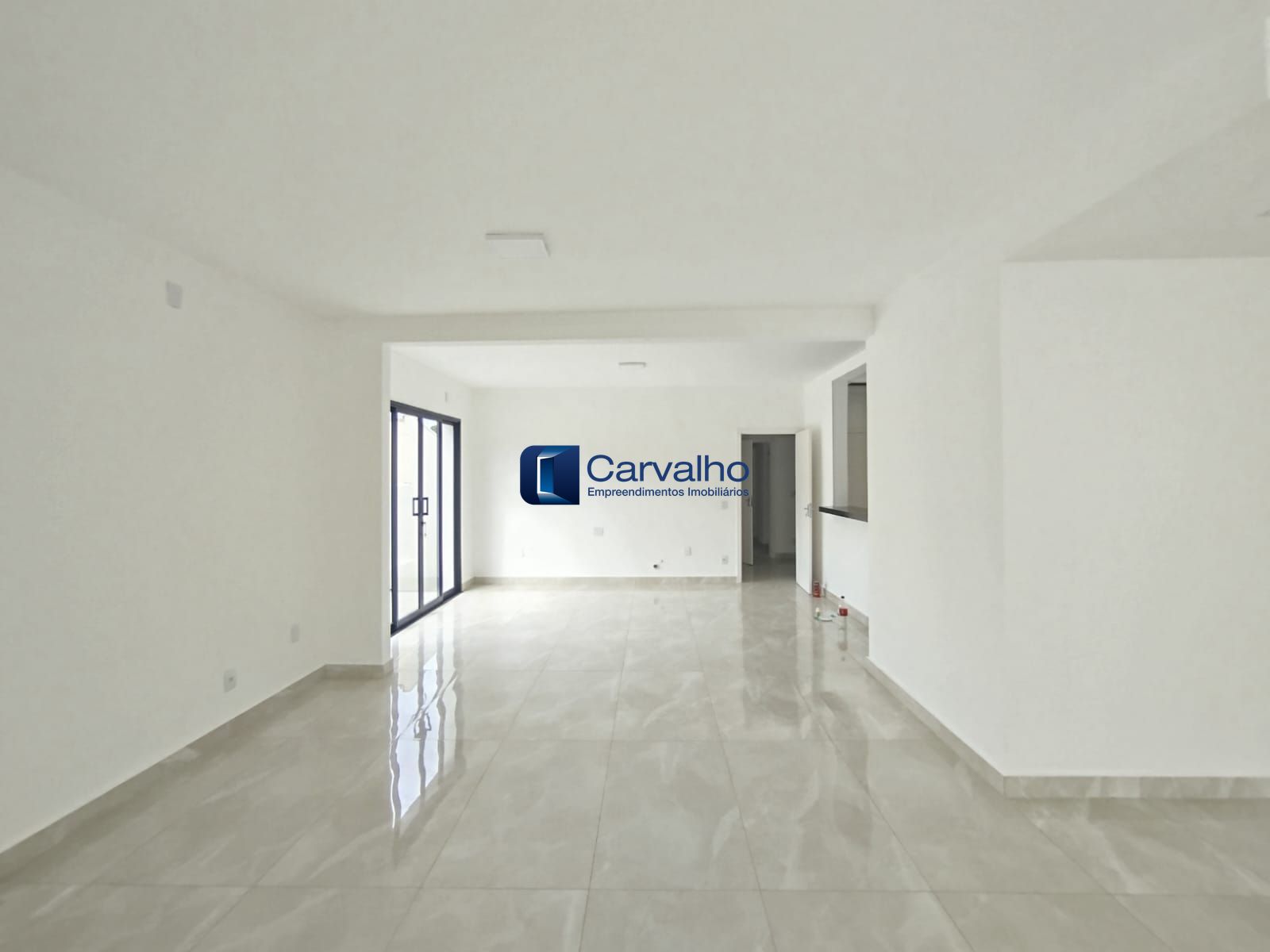Casa Comercial Reformada com Amplo Espaço Interno, Churrasqueira e Sauna