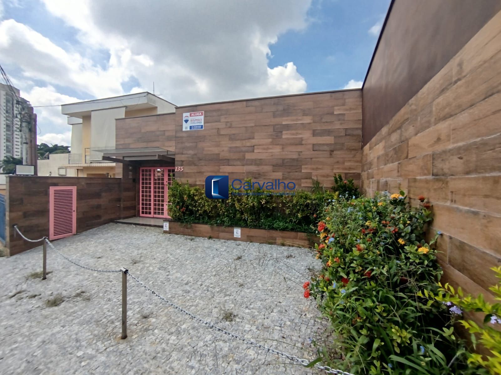 Casa Comercial no Jardim Guanabara | 6 Salas com Banheiros Privativos