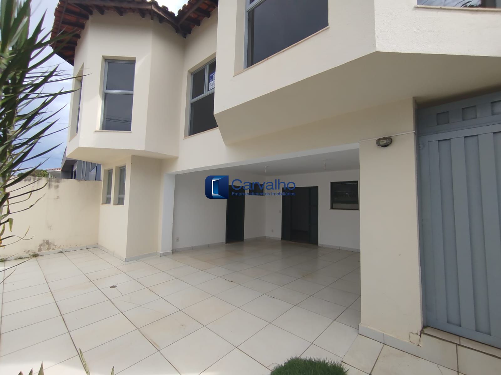 Casa Comercial com 4 Salas e 3 Banheiros em Excelente Localização