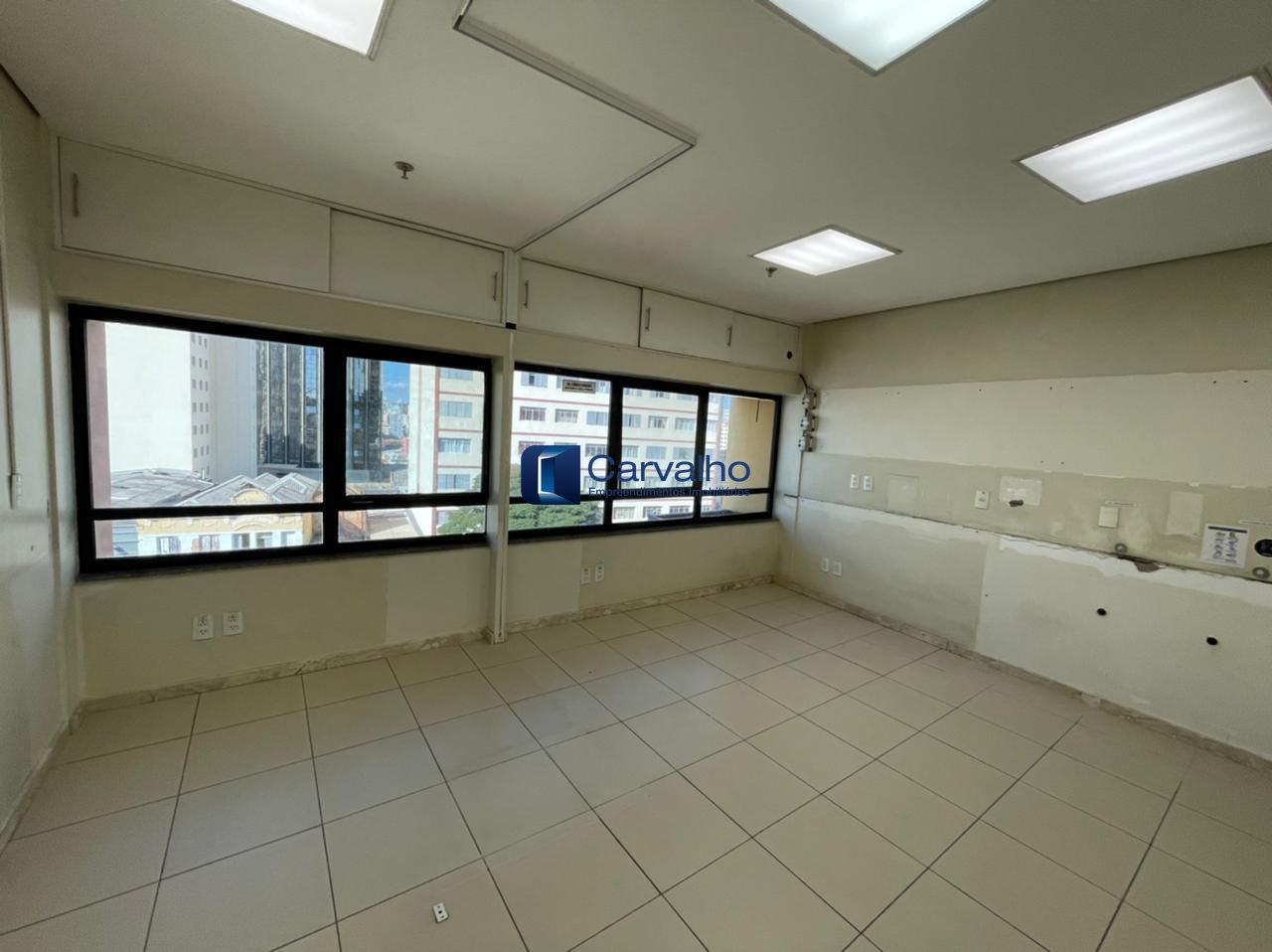 Sala Comercial à Venda na Avenida Andrade Neves 50m², Portaria 24h e Manobrista