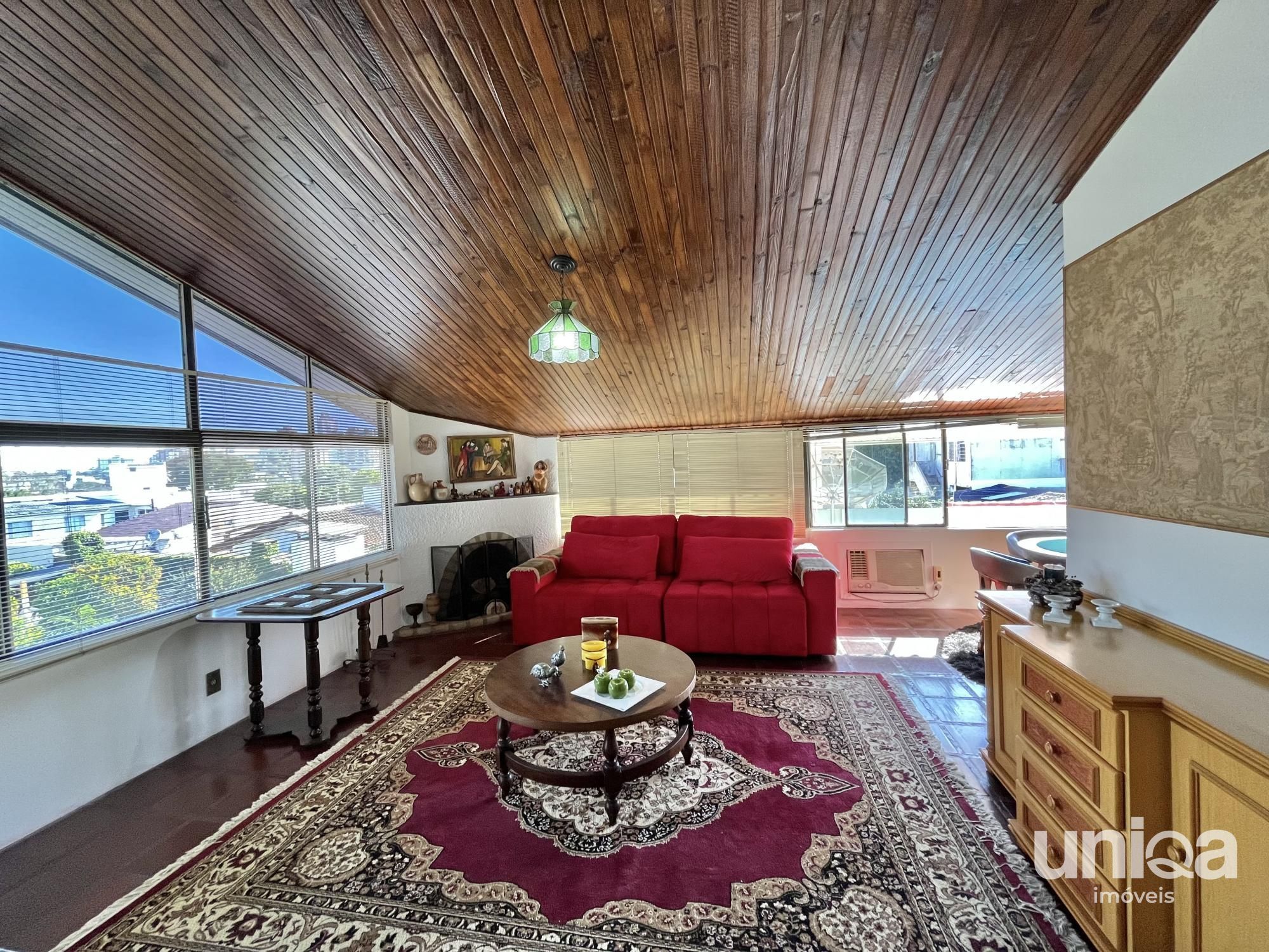 Casa para venda de 05 dormitórios em Santa Maria