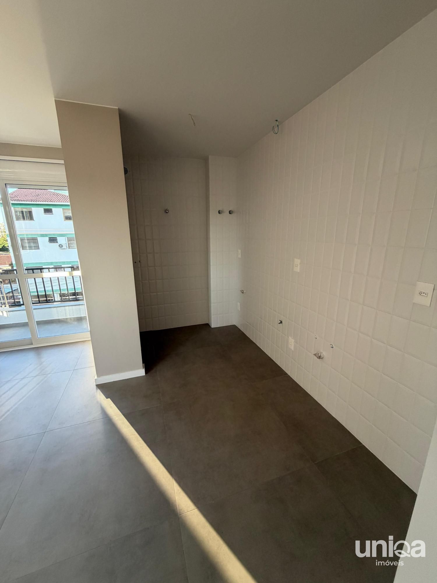 Apto 01 dormitório com sacada e garagem em camobi no Ed BONN