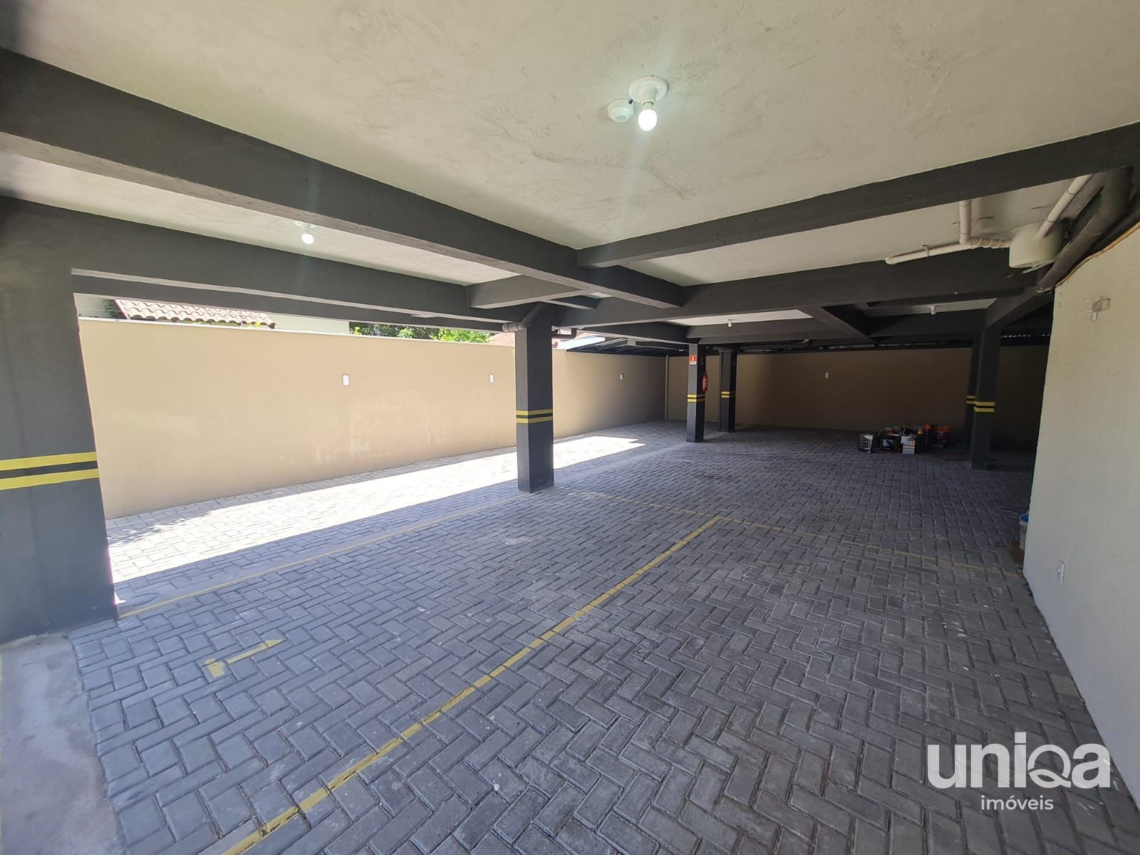 Apto 01 quarto mobiliado frente 02 sacadas garagem no ed Portinari em camobi