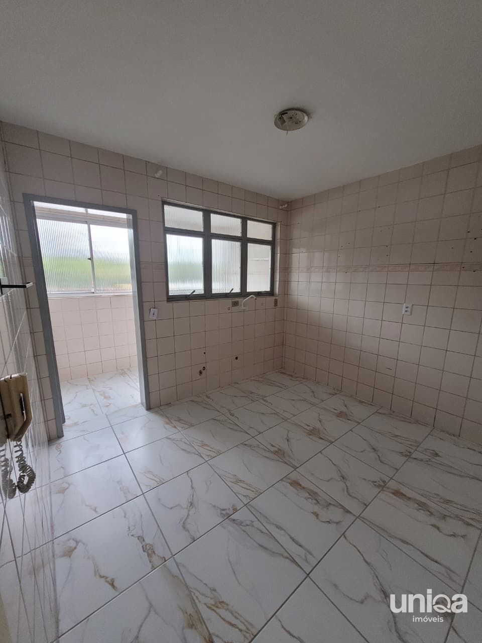 Aluga-se apartamento 2 dormitórios Sacada e garagem em Camobi