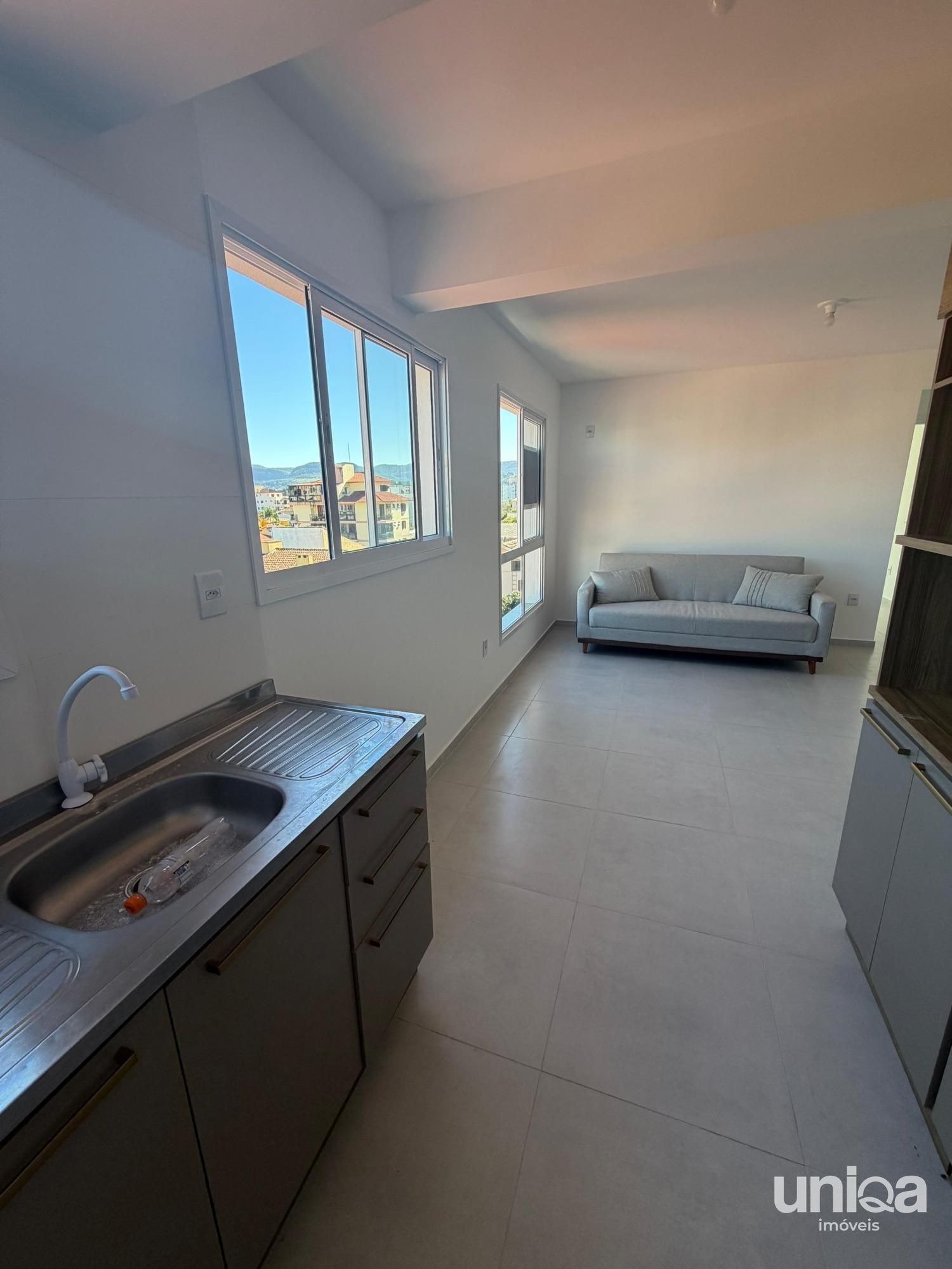 Aluga-se Apartamento de 1 quarto, sacada, garagem e mobiliado em Camobi