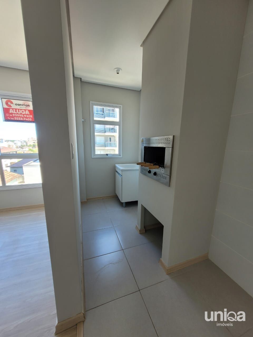 Apartamento com dois dormitórios elevador e garagem alugo ou vendo em Camobi SM.