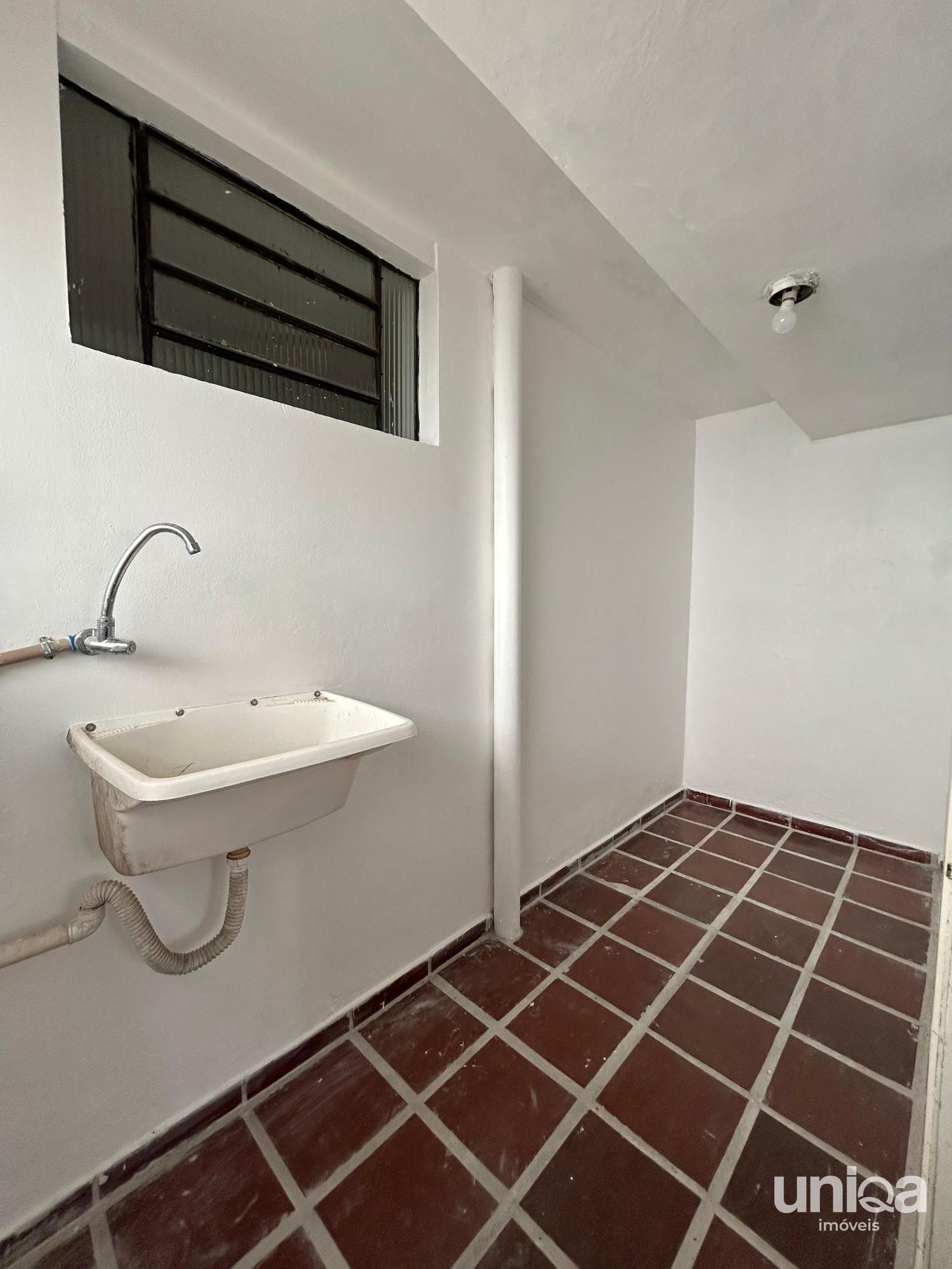 Casa 03 dormitórios suíte, churrasqueira, varanda e garagem 