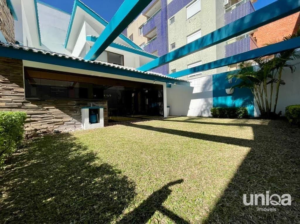 Casa de alto padrão com 06 dormitórios sendo 03 suítes piscina localizada no bai