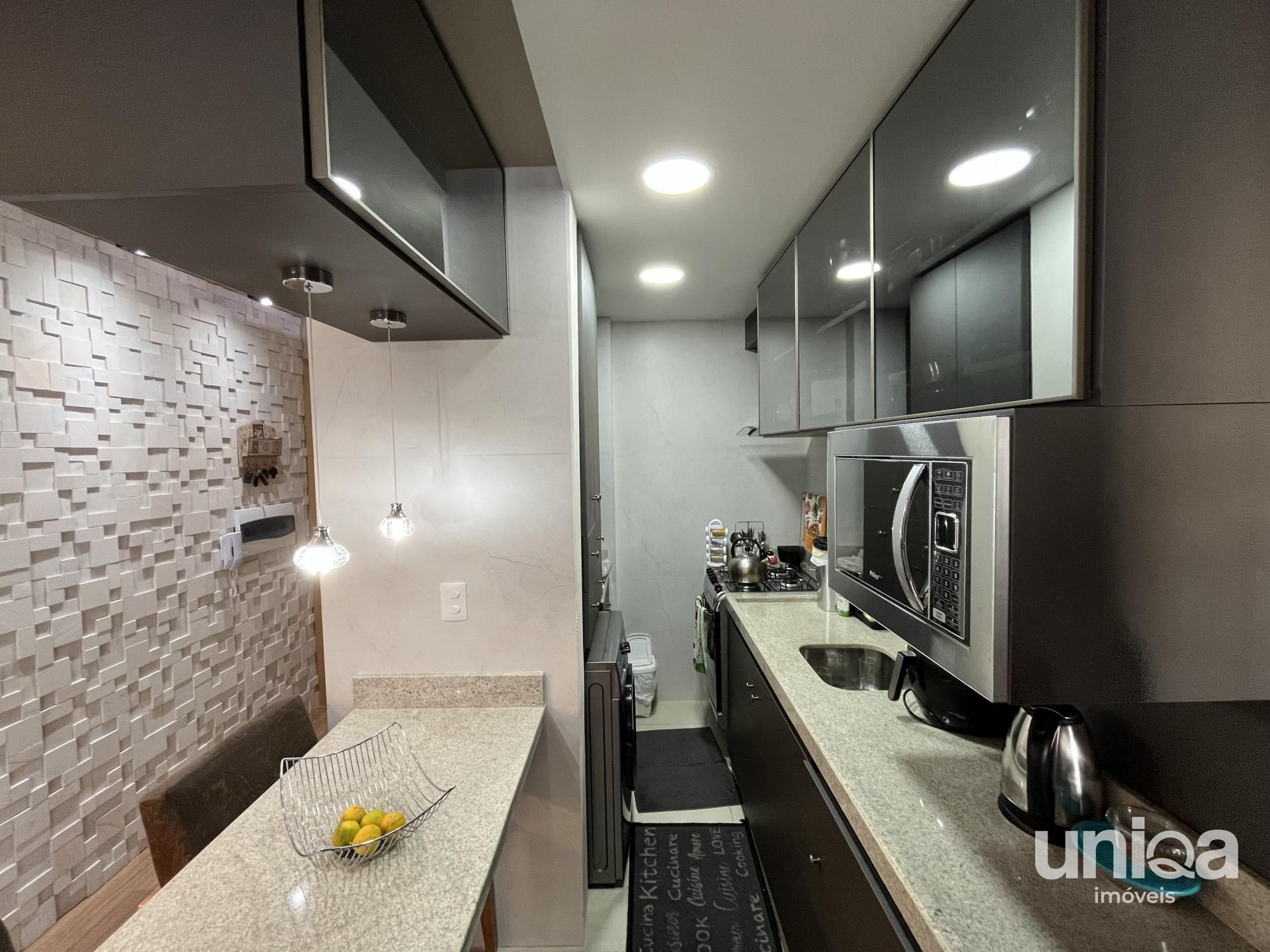 Apartamento central mobilado de 2 dormitórios em Santa Maria