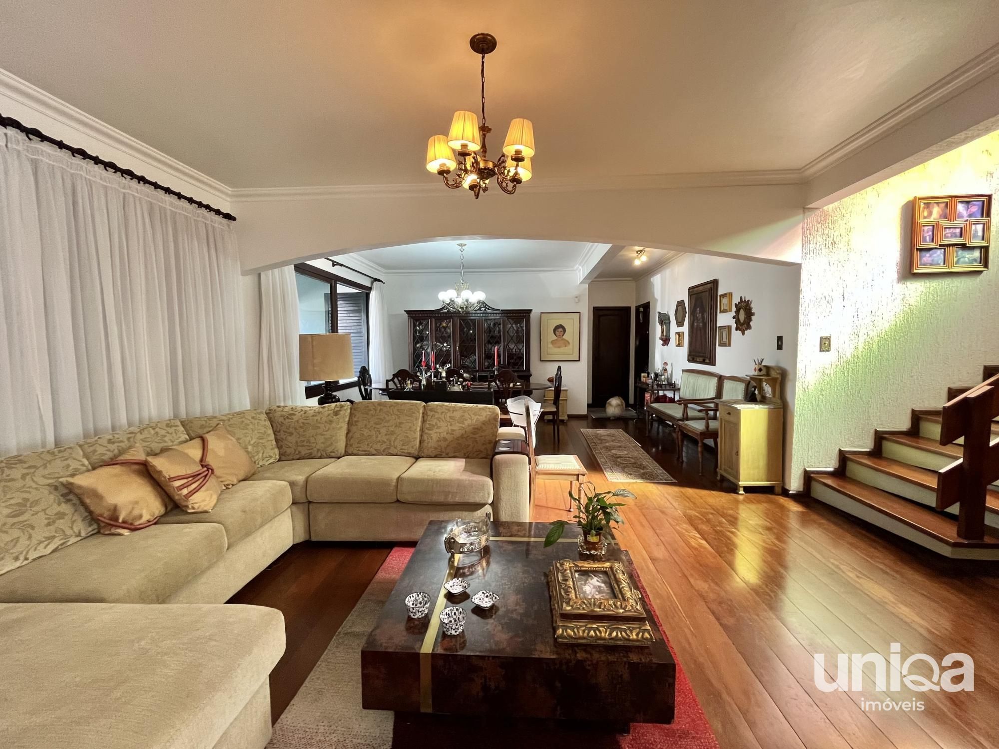 Casa para venda de 05 dormitórios em Santa Maria
